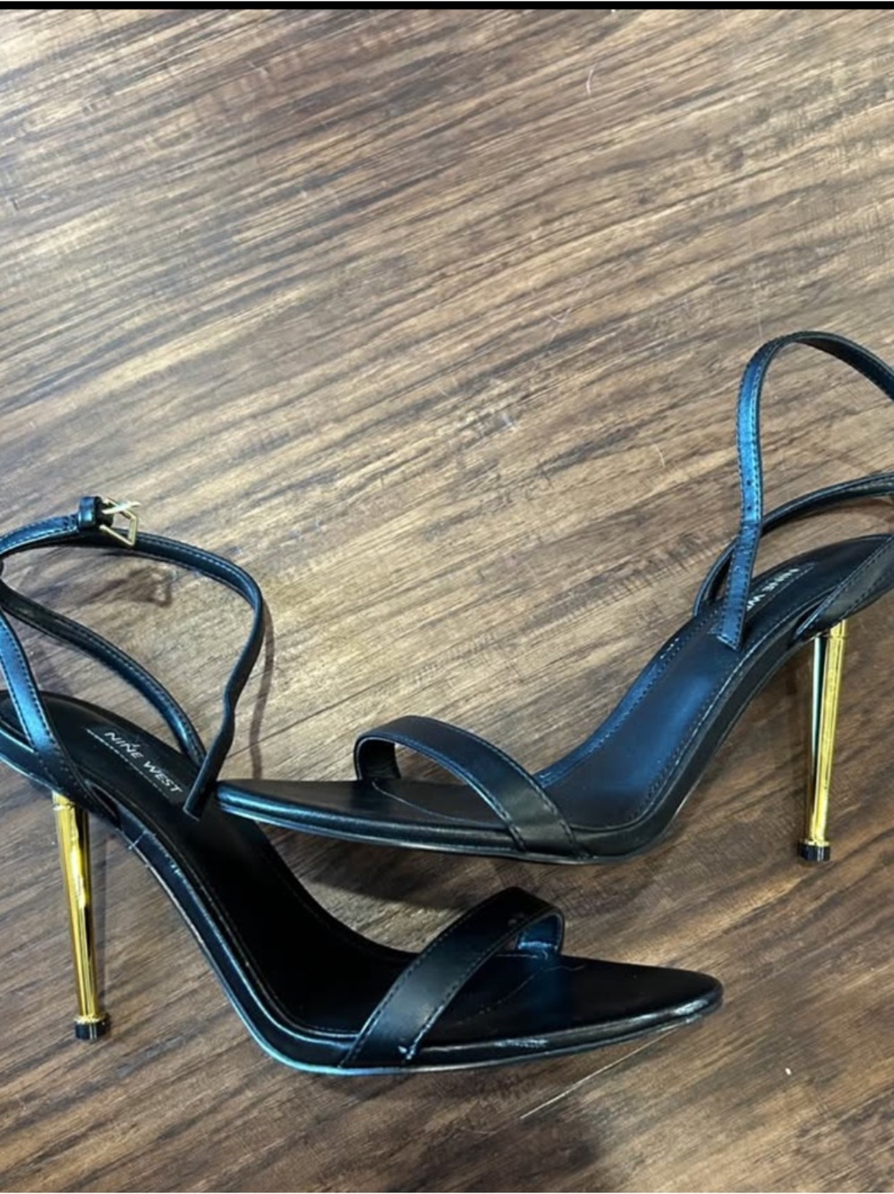 Black heels 
Gold heel